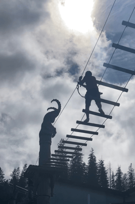 Im Seilpark über eine wacklige Brücke